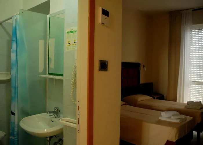 Arno فندق ريميني